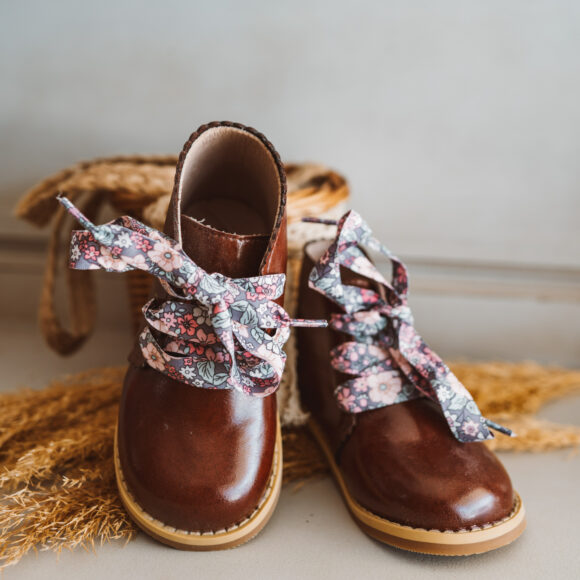 παιδικό παπούτσι από vegan δέρμα με λουλουδένια κορδόνια