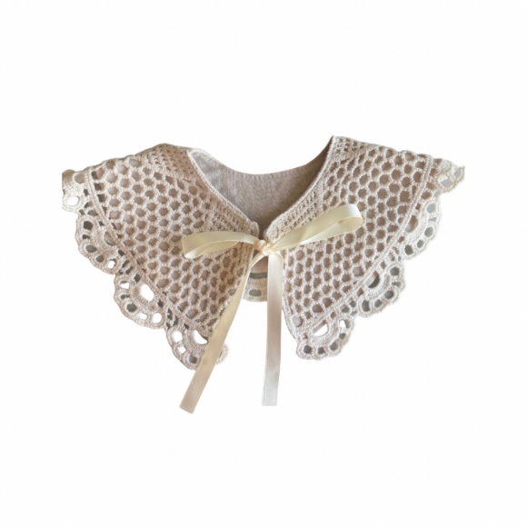 baby and toddler lace collar that ties at the front with a ribbon. It is ecru in colour and has a floral lace edge to it.