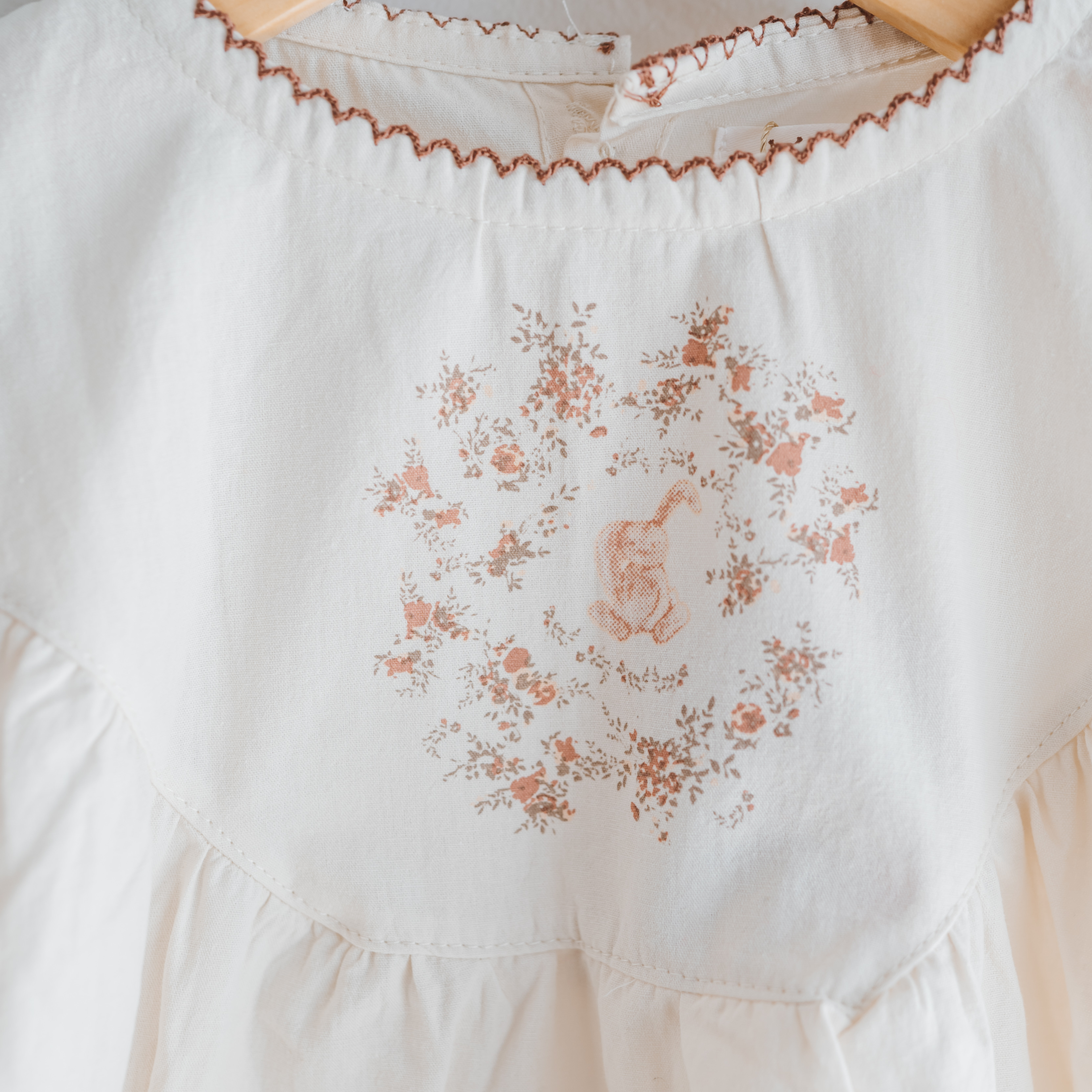 Βρεφικό φόρεμα με λαγουδάκι και λουλούδια ρετρό στυλ